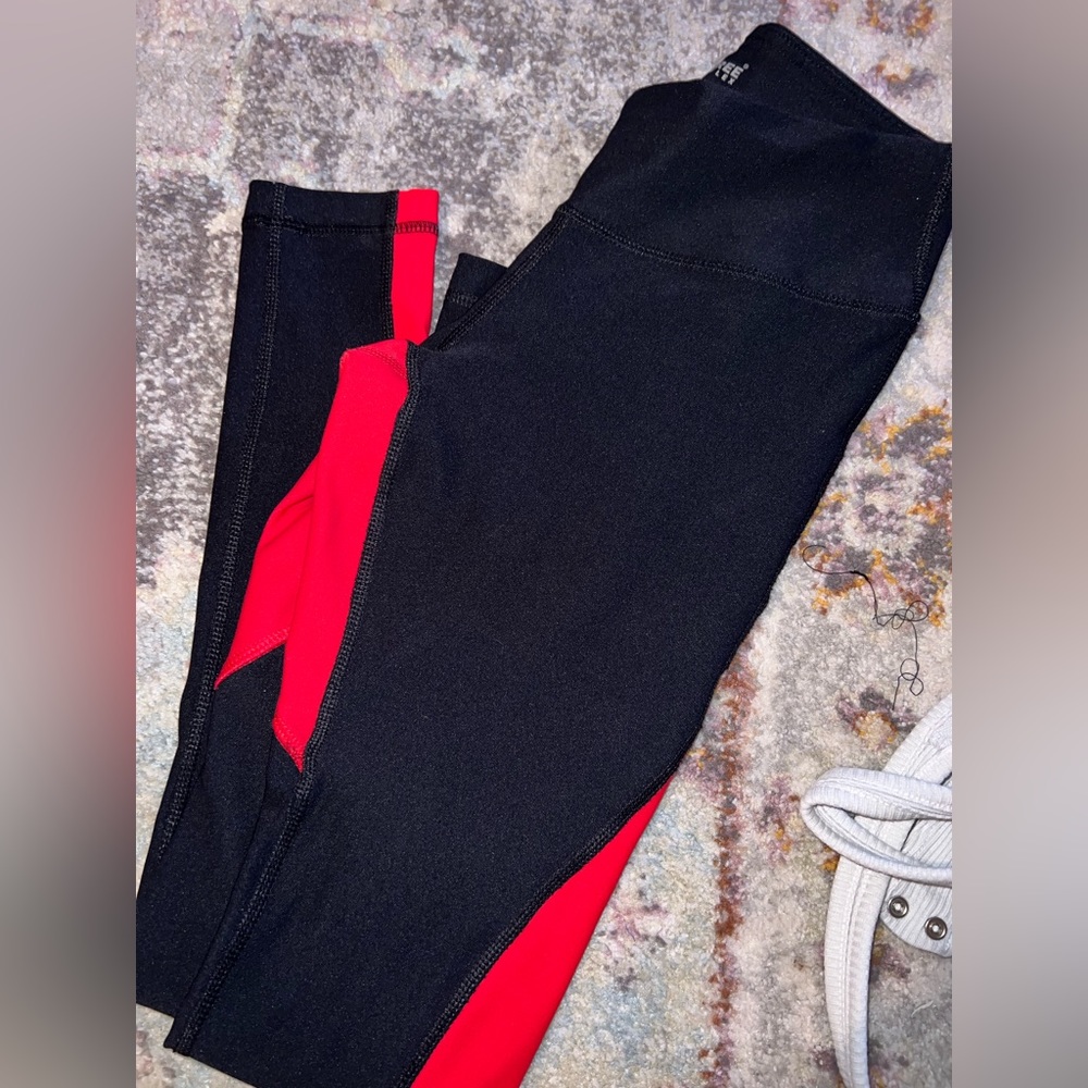 Super cute heart bottom leggings, great for v day!